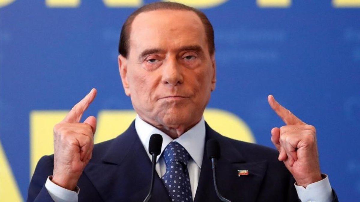 Berlusconi durante un mitin de su partido en Fiuggi