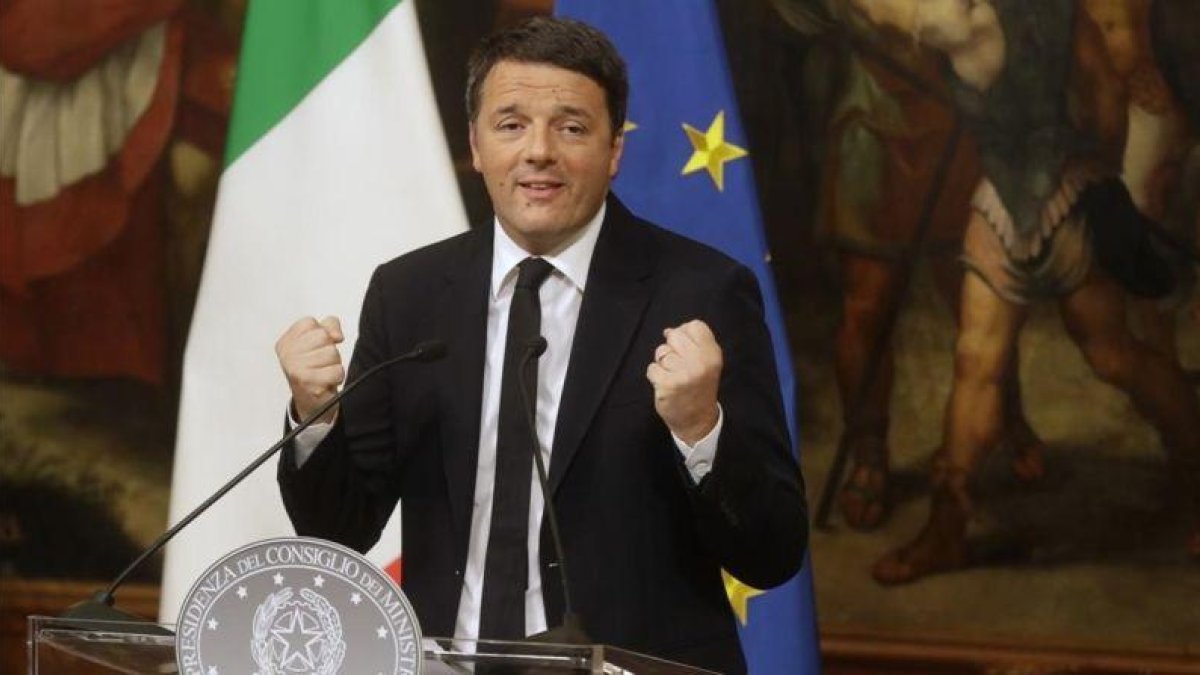 Renzi gesticula durante la rueda de prensa en Palazzo Chigi, la madrugada de ayer, en Roma.