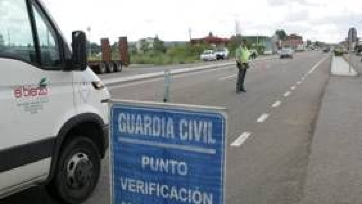La Guardia Civil instaló el control en Puente Villarente