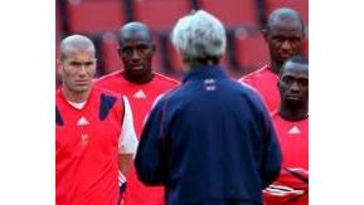 El técnico Doménech da instrucciones ayer a Zidane (izquierda), Diarra, Vieira y también a Makelele