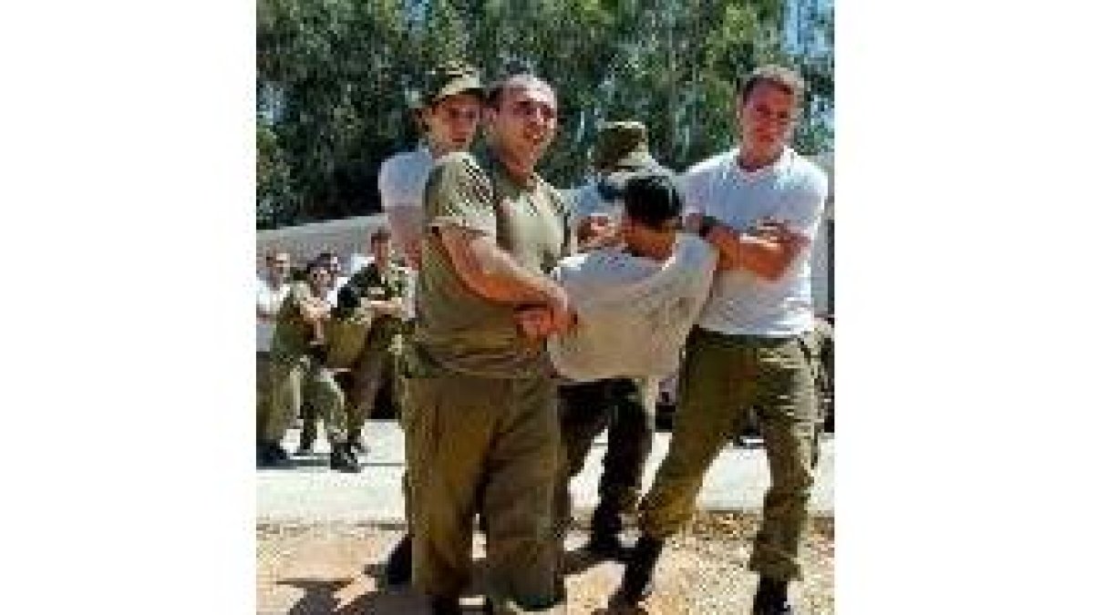 Los soldados israelíes se entrenan para desalojar a los colonos