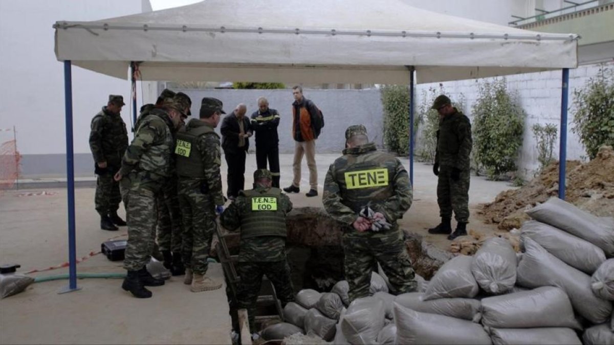 Artificieros del Ejército griego trabajan en la desactivación de la bomba de la segunda guerra mundial.