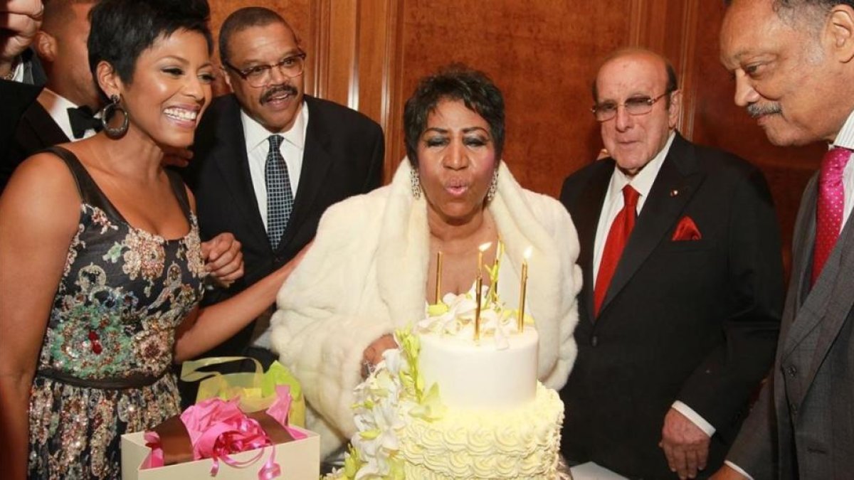 Aretha Franklin sopla, rodeada de amigos, las velas de la tarta de vainilla para celebrar su 74 cumpleaños, este jueves en Nueva York.