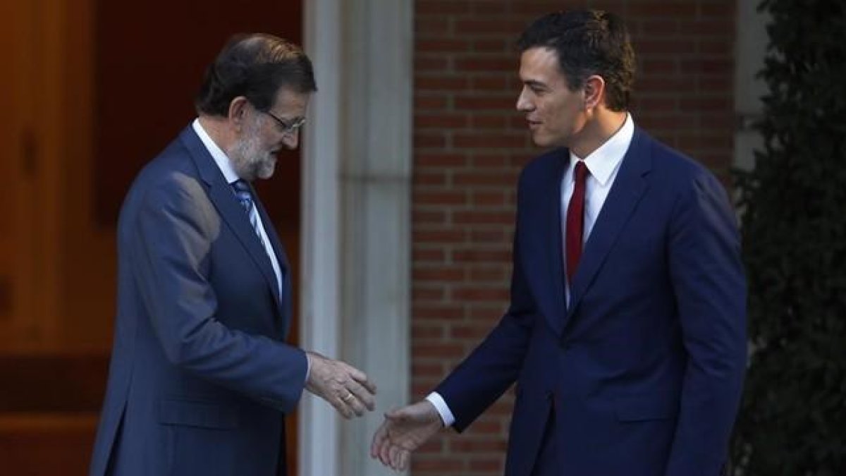 El presidente del gobierno, Mariano Rajoy y el secretario general del PSOE, Pedro Sanchez, durante un encuentro en Moncloa.