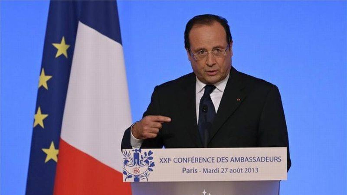 Hollande se dirige a los embajadores franceses desde la tribuna.