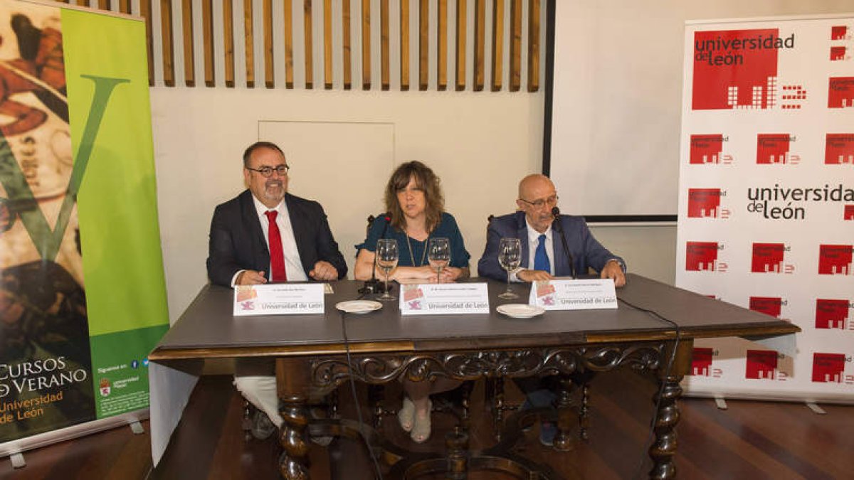 Fernando Rey, María Dolores Alonso-Cortés y José Ramón Morala, ayer en la inauguración del curso en San Isidoro.  F. OTERO PERANDONES