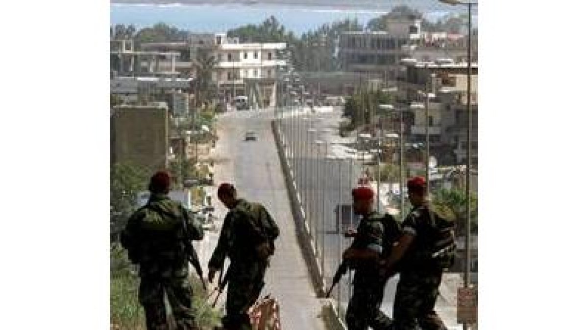 Tropas del ejército libanés toman posiciones en un campo palestino