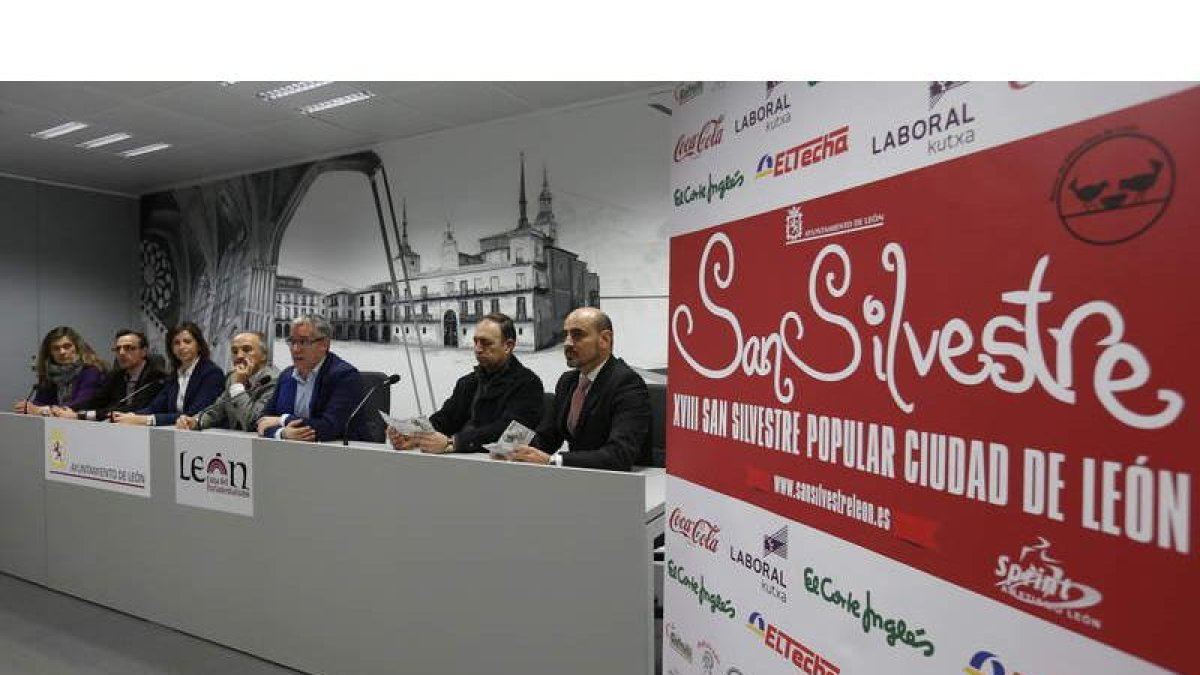 Organizadores, patrocinadores y colaboradores en la presentación de la 18º edición de la San Silvestre en el Ayuntamiento de León.