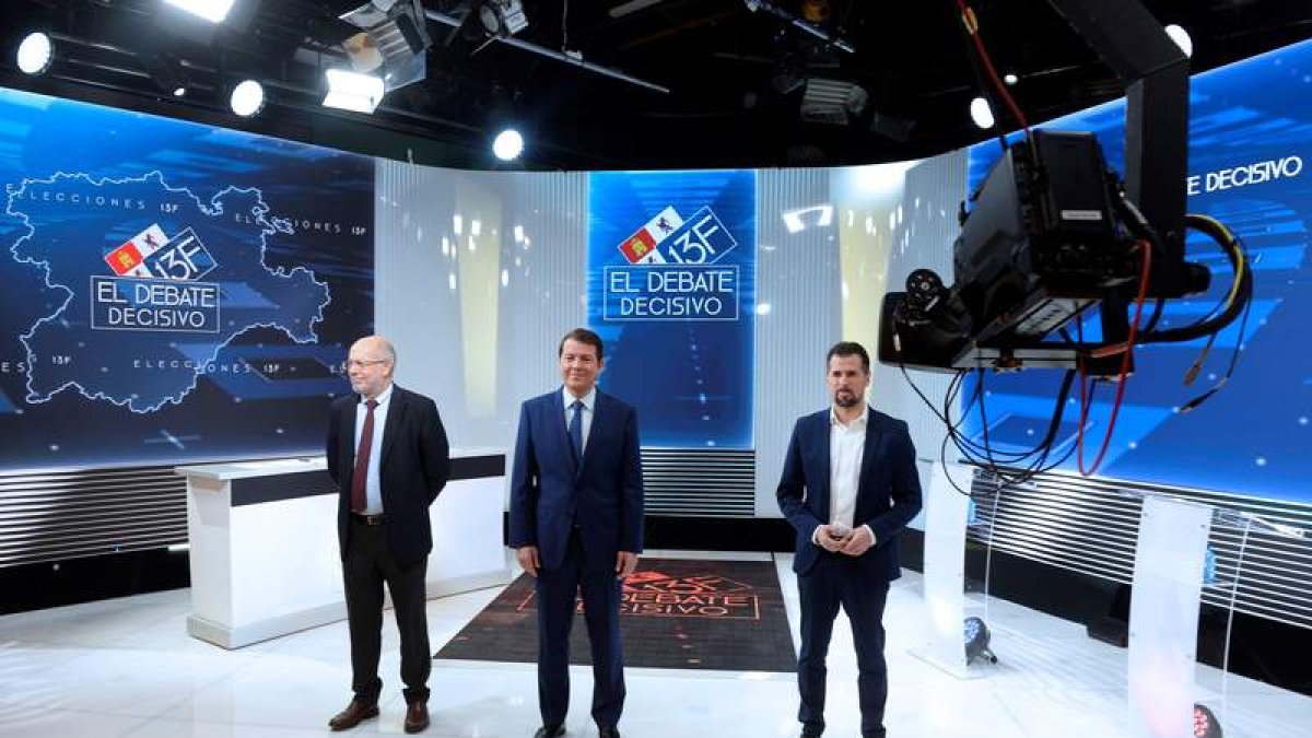 Francisco Igea (Cs), Alfonso Fernández Mañueco (PP) y Luis Tudanca (PSOE) posan antes de comenzar el y último debate electoral. NACHO GALLEGO