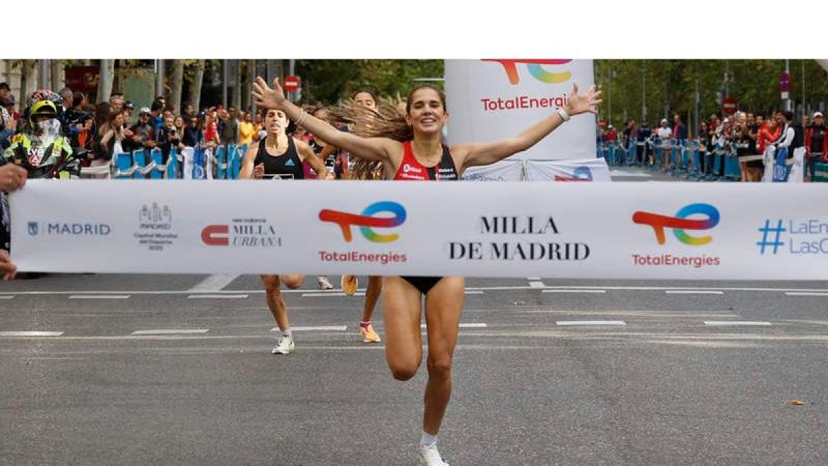 Marta García levanta los brazos como vencedora en Madrid. GUILLÉN