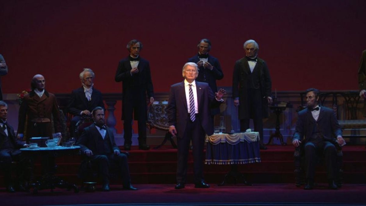 El 45 presidente de los EEUU, Donald Trump, en el centro del escenario del Salón de los Presidentes de Disney Wolrd,. en Orlando