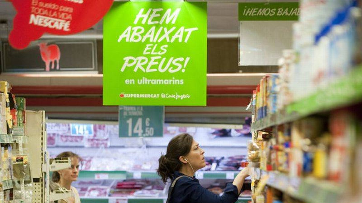 Una señora compra en un supermercado de Barcelona.