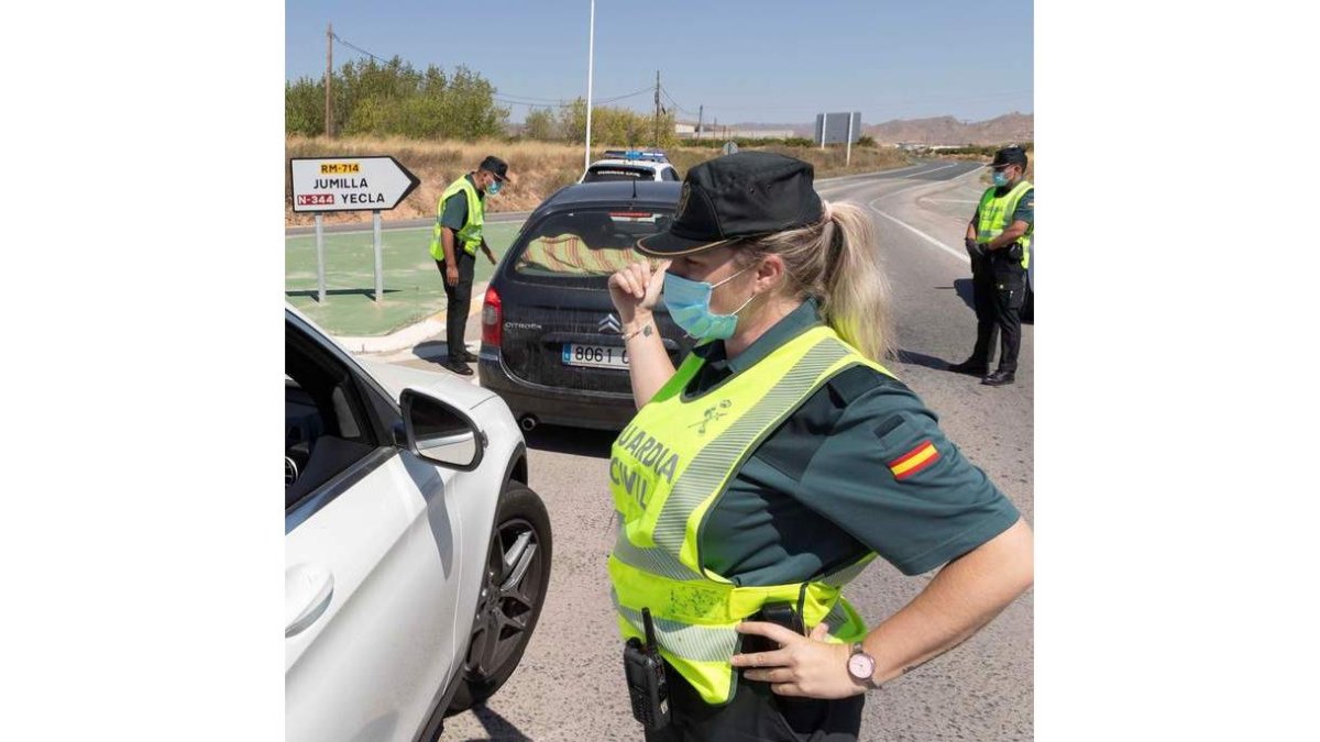 La Guardia Civil controla los accesos a Jumilla, en Murcia que está confinada. MARCIAL GUILLÉN