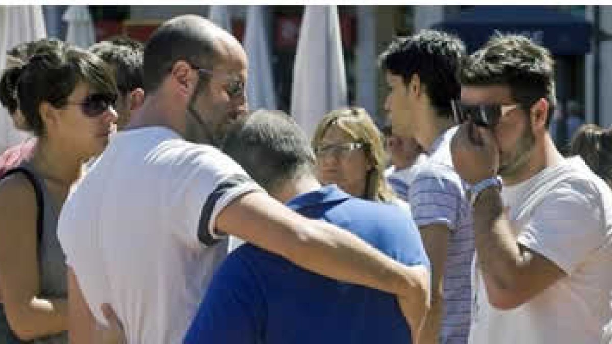 Amigos de Carlos Sáenz de Tejada lloran su muerte en la concentración celebrada hoy en Burgos.