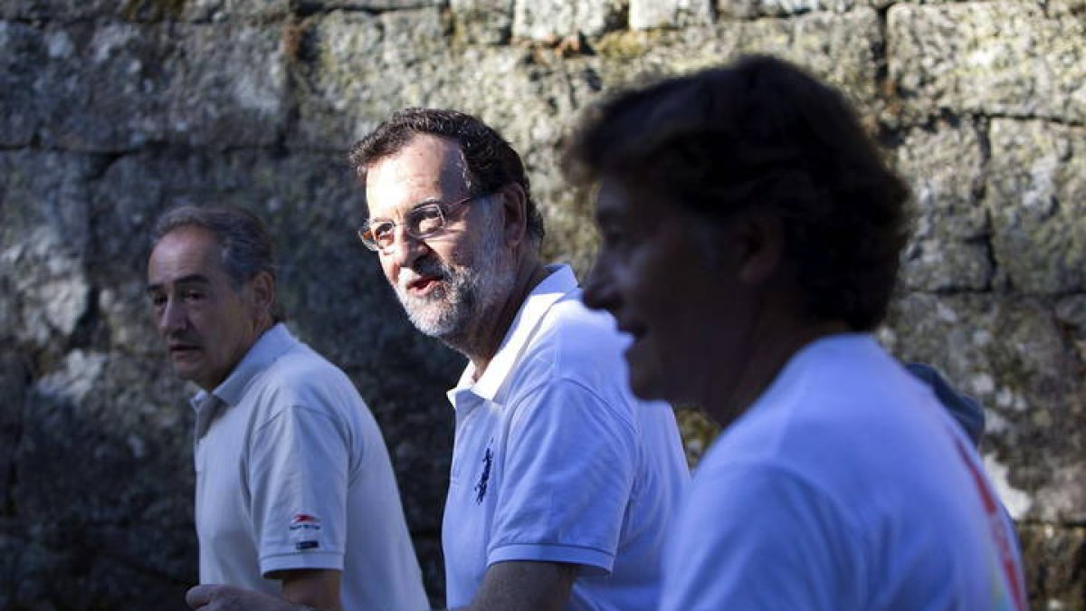 El ex presidente del Gobierno, Mariano Rajoy (c), de senderimos por Pontevedra. ÓSCAR CORRAL