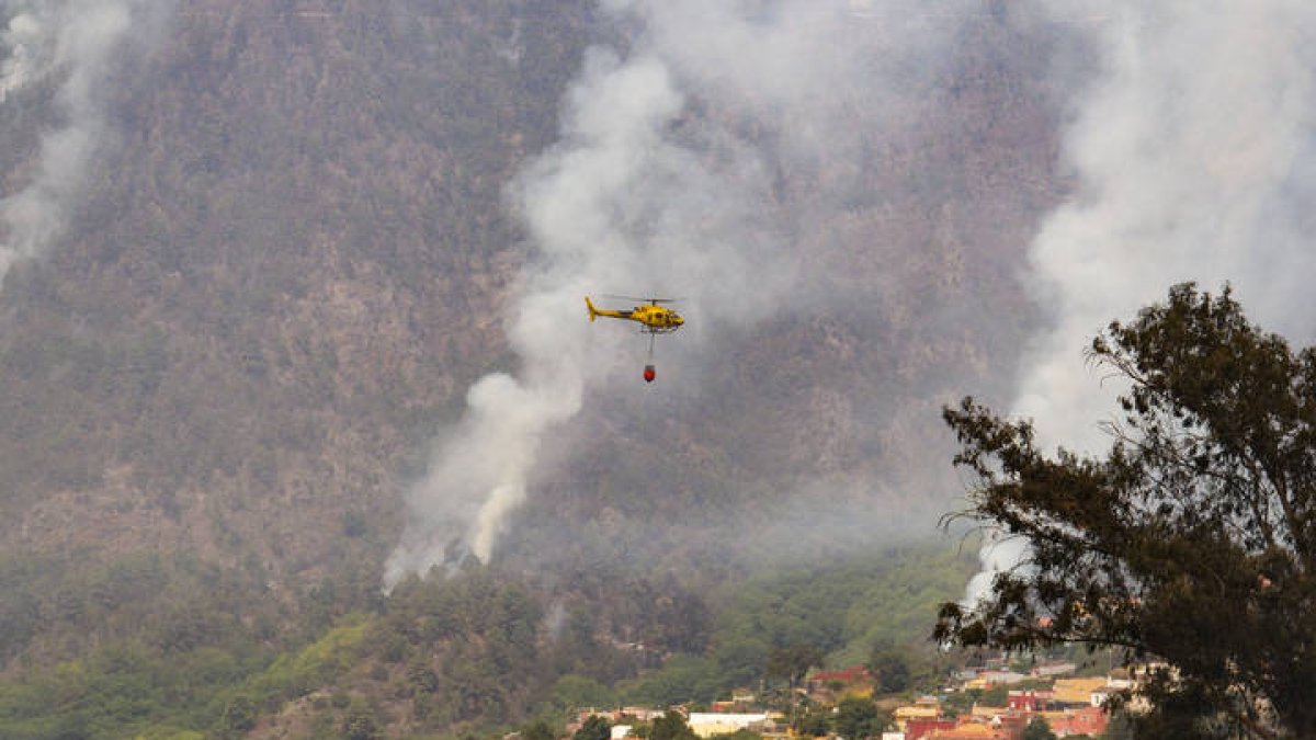 El humo provocado por el incendio forestal que afecta a la isla de Tenerife es visto este sábado sobre el valle de La Orotava. ALBERTO VALDÉS