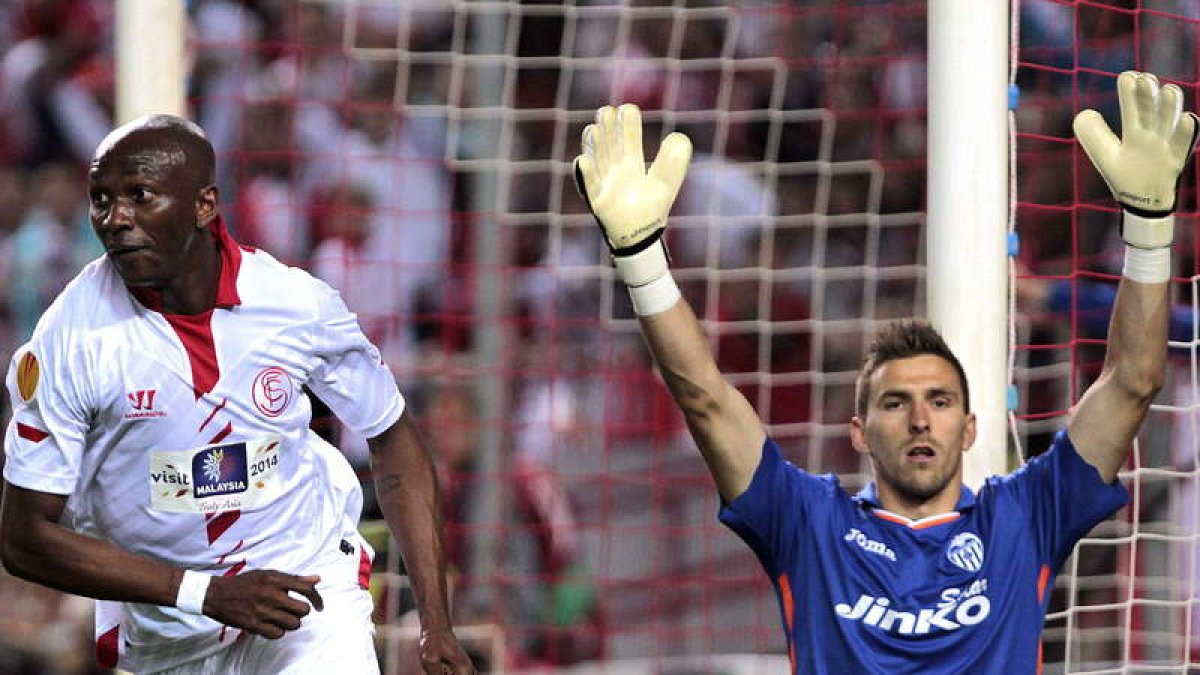 Stephane Mbia celebra el gol de tacón y el portero del Valencia Guaita pide fuera de juego.