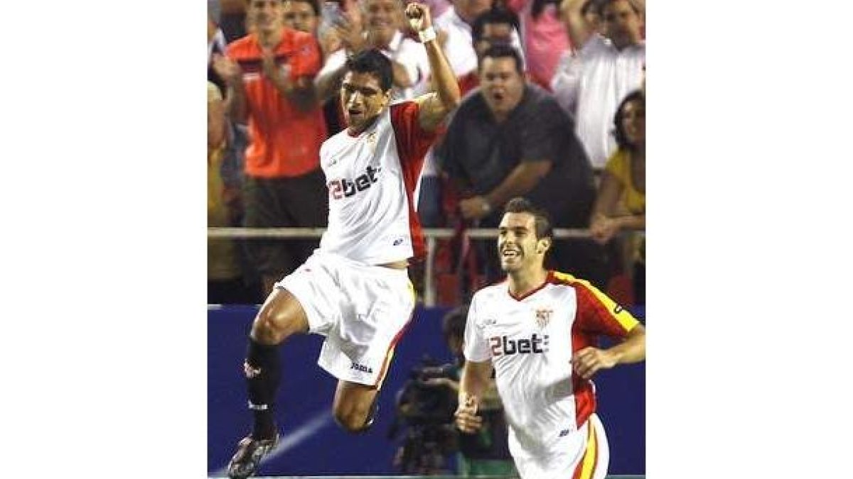 El brasileño del Sevilla Renato Dirnei celebra su gol.