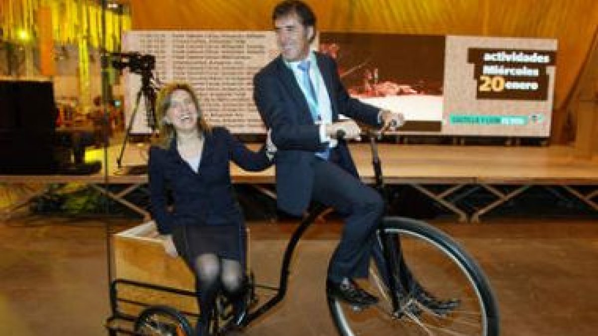 María José Salgueiro y Pedro Delgado en una simpática imagen con una bici del stand.