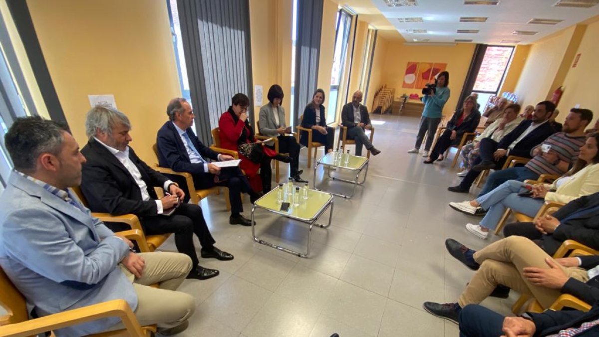 La ministra de Ciencia e Innovación, Diana Morant, participa en una mesa redonda en Trobajo del Camino con la candidatura del Partido Socialista al Ayuntamiento de San Andrés del Rabanedo, encabezada por la alcaldesa, Camino Cabañas, junto a empresarios del municipio. RAMIRO