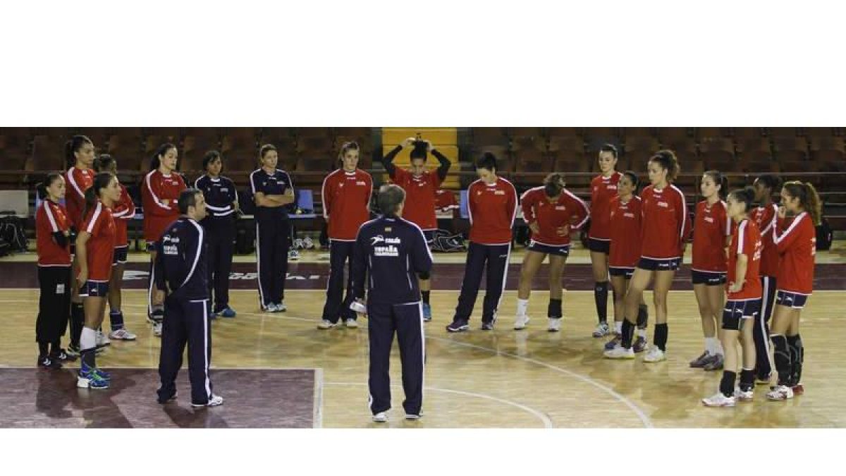 El seleccionador Jorge Dueñas conversa con las jugadoras antes de afrontar el primer entrenamiento de España en el Palacio Municipal de Deportes.