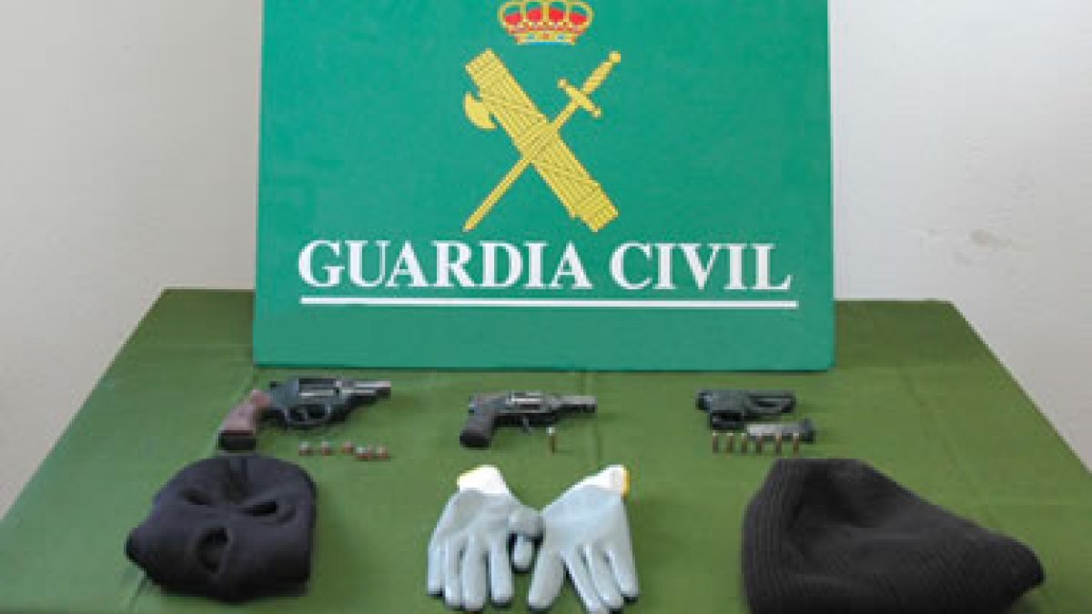 Las armas intervenidas a los supuestos ladrones.