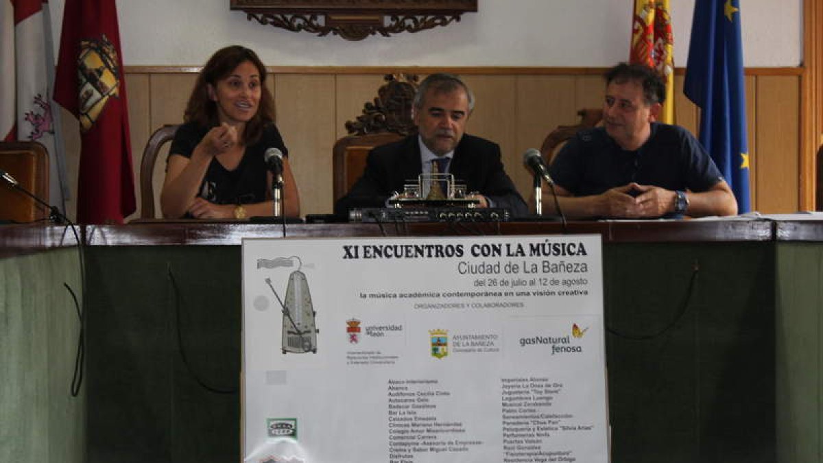 La edil Carmen Martínez, el alcalde, José Miguel Palazuelo, y Carlos Ramos, codirector del curso. A.V.