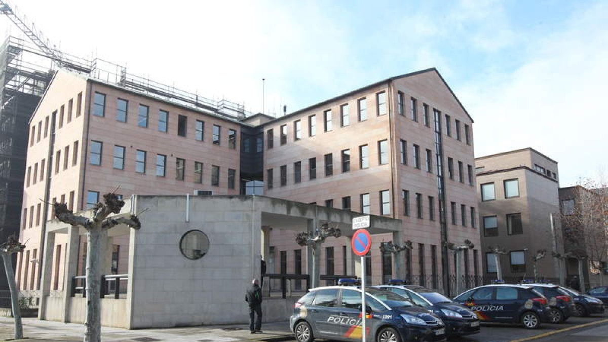 Imagen de archivo de la Comisaría de la Policía Nacional en Ponferrada. L. DE LA MATA