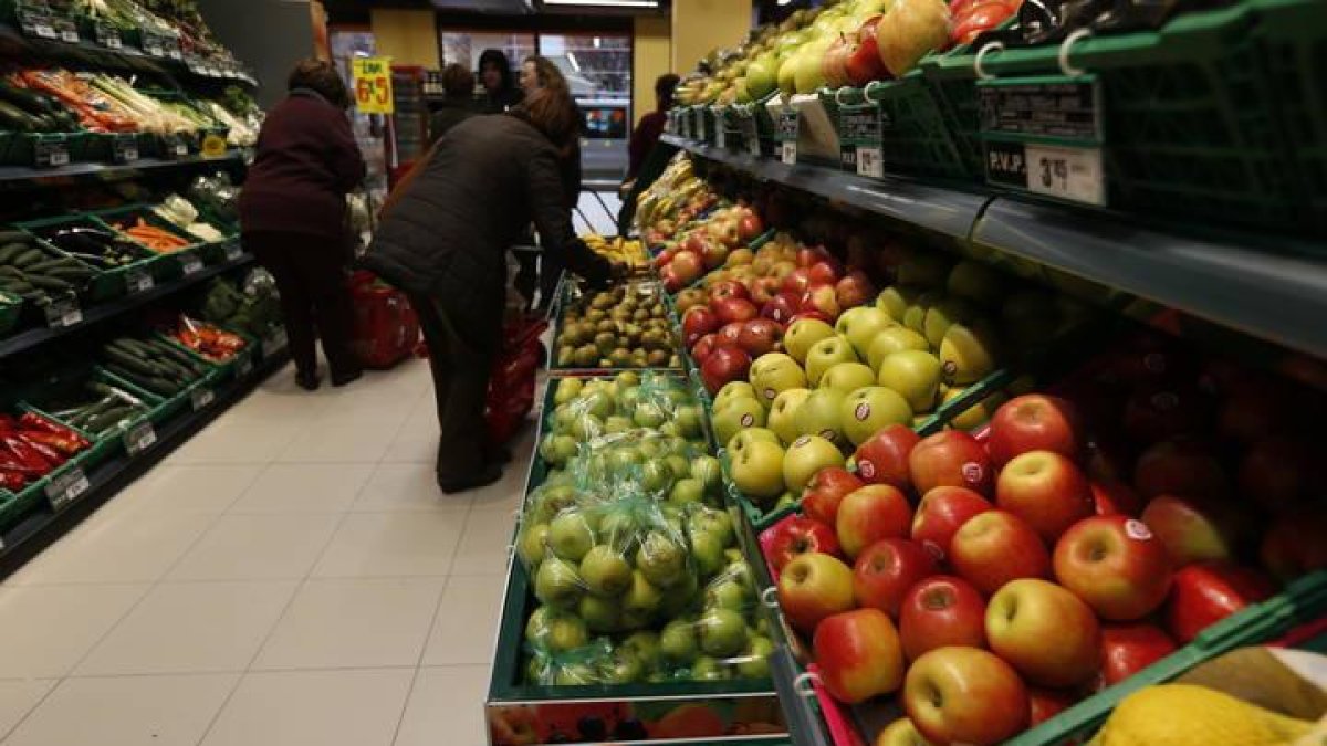 Puestos de verduras y frutas en un establecimiento de la provincia.