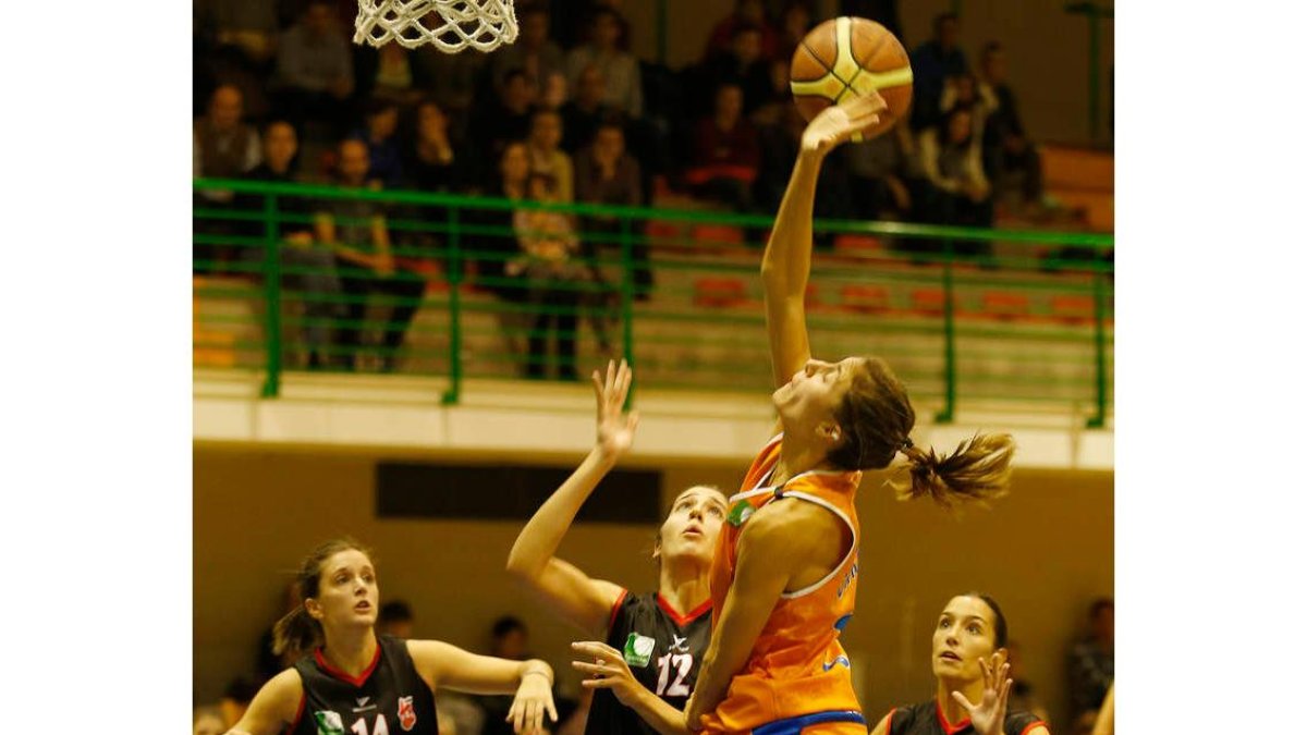 Mabel García intenta capturar un rebote en la zona del BFA.