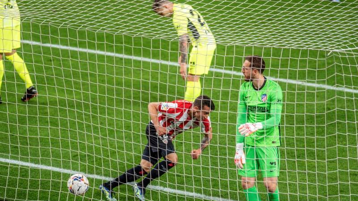 La alegría del Athletic de Bilbao contrasta con la decepción de los de Simeone, que se complican el título liguero. JAVIER ZORRILLA