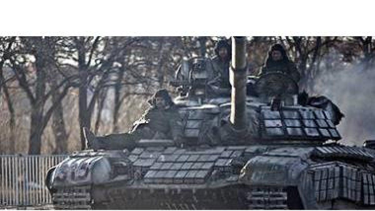 Los rebeldes rusos montado en un tanque en Lugansk.