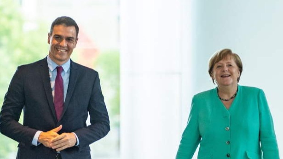 Pedro Sánchez con Angela Merkel. HAYEUNG YEON