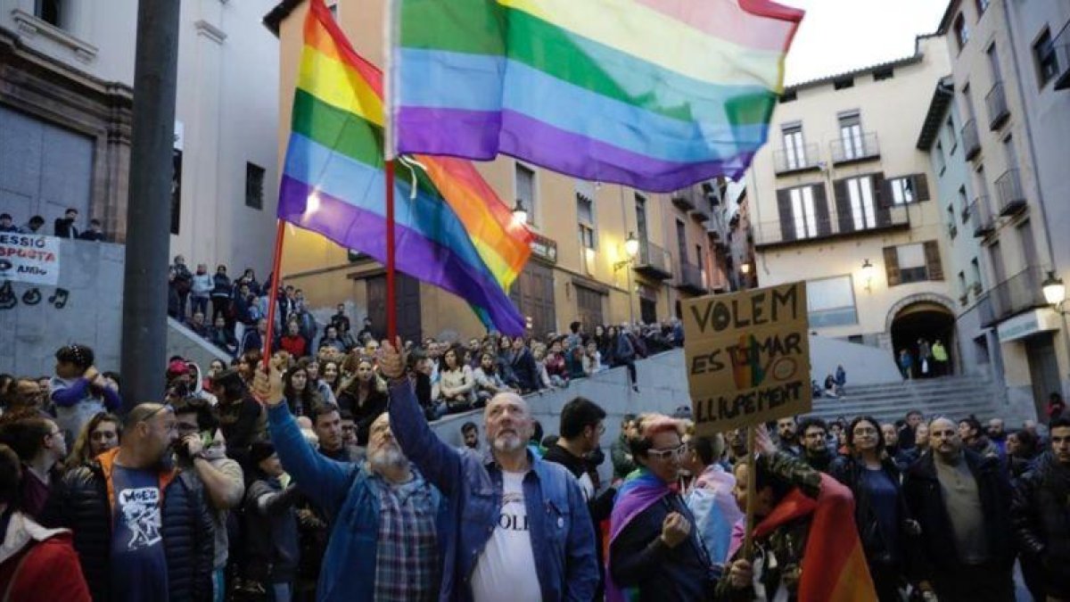Concentración en Berga para protestar por la agresión a una pareja de homosexuales que se han dado un beso en la calle.