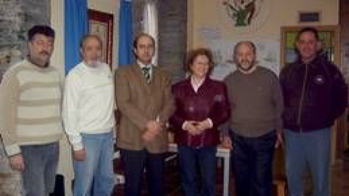 Francisco Castañón (centro) con Ángel Calvo y personal del Crie