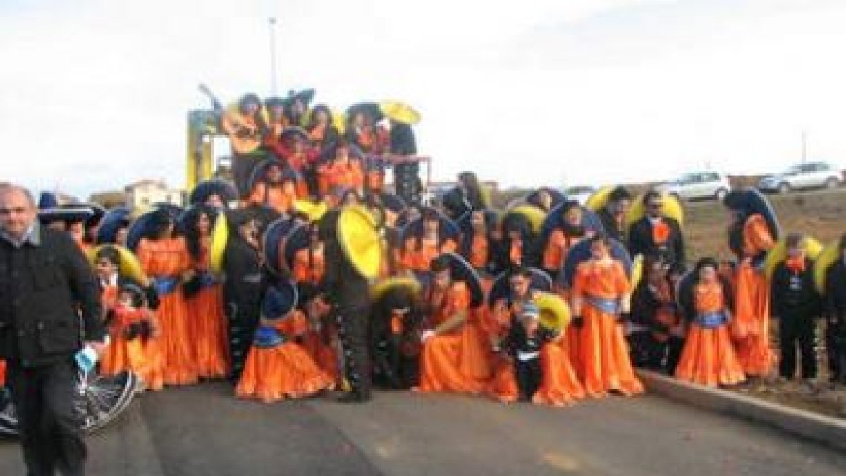 Los participantes de Ardoncino en el Carnaval de León.