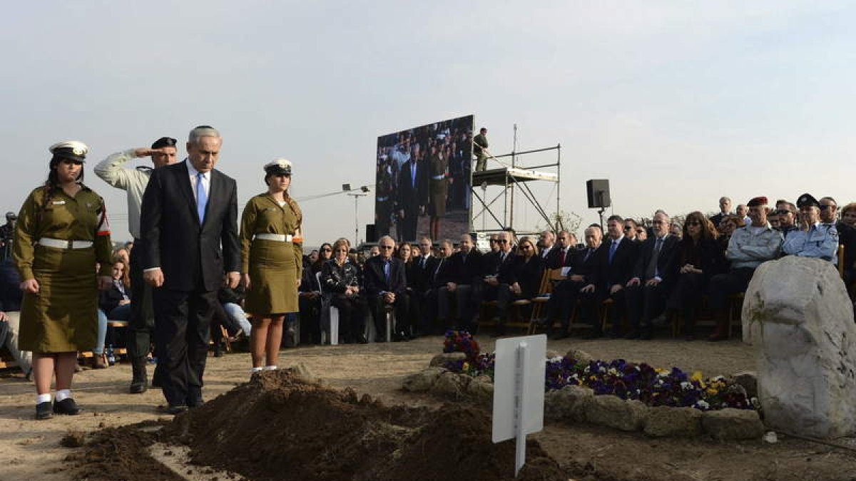 El primer ministro israelí, Benjamin Netanyahu, frente a la tumba de Ariel Sharon.