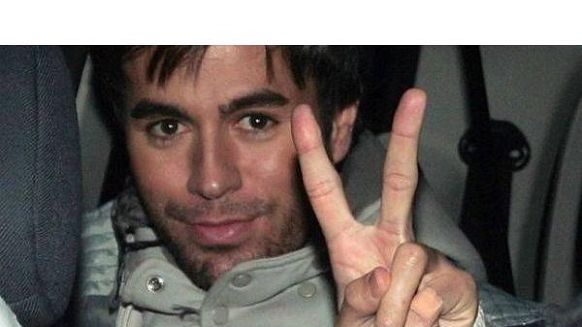 Enrique Iglesias ha colgado una foto mostrando cómo le ha quedado la mano tras la cirugía reconstructiva.