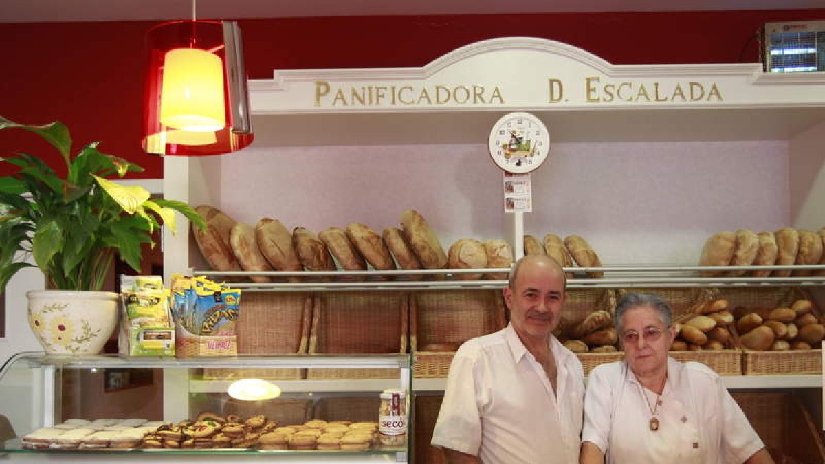 Carmen García y su hijo, José Luis Escalada, en el negocio familiar de Veguellina.