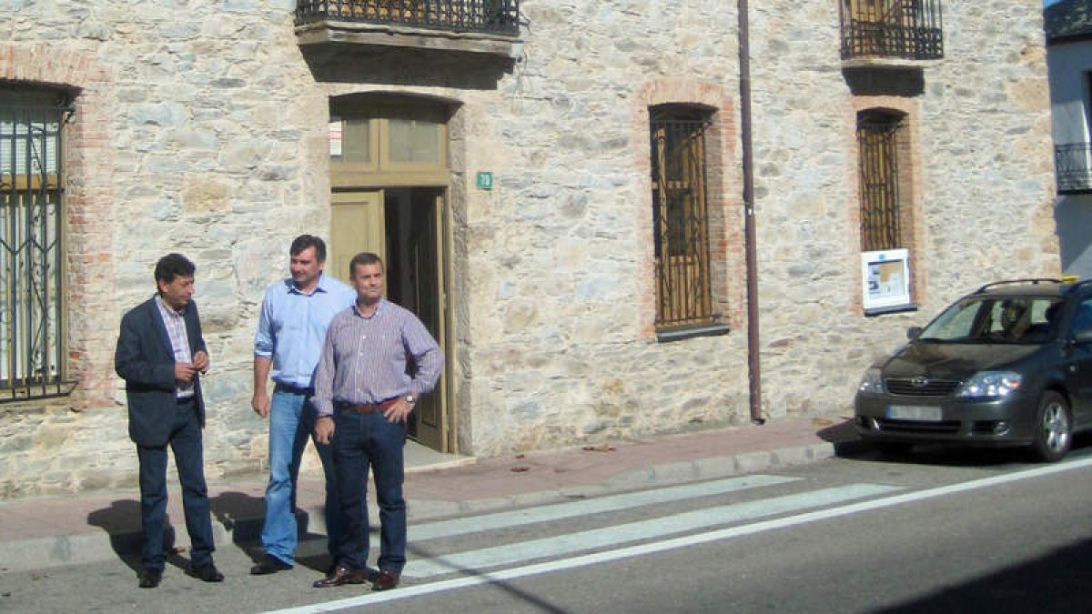 Los diputados González, Blanco y Velasco, en Priaranza.