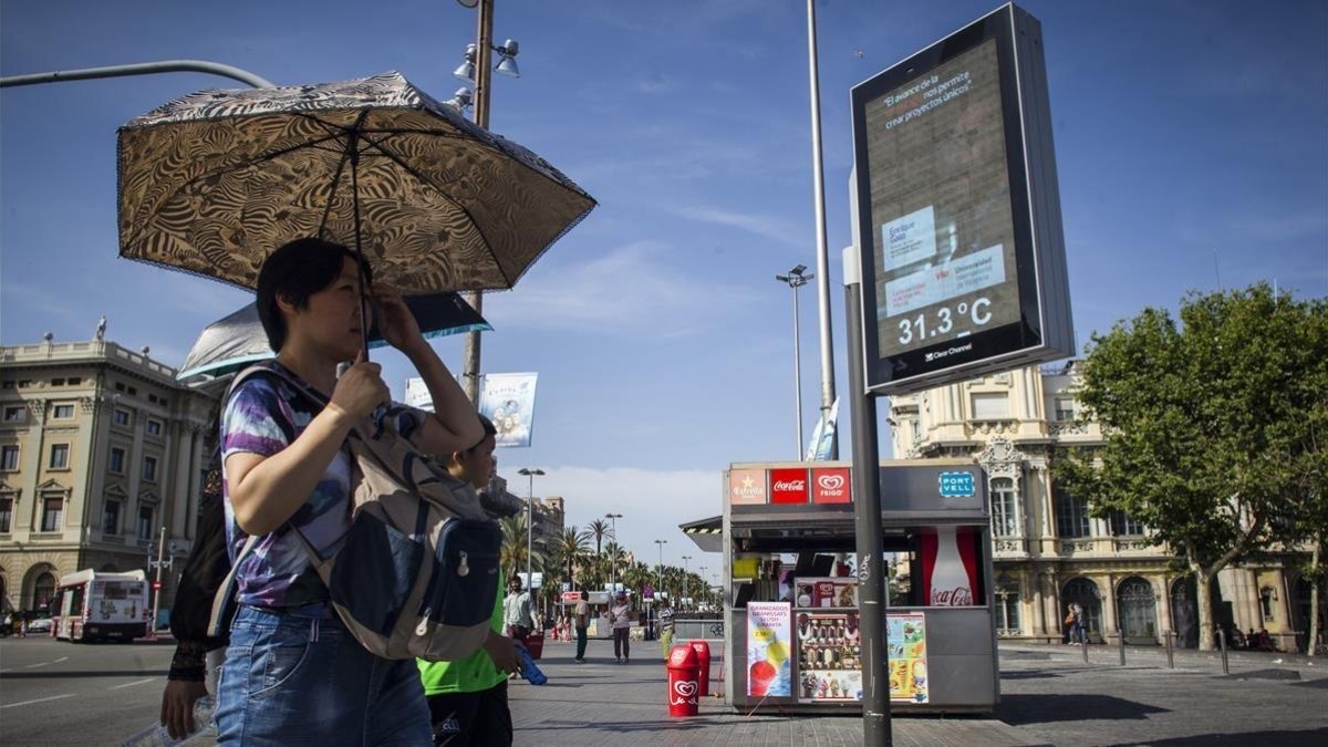 Ola de calor en el 2017 en la zona del Port Vell de Barcelona. /