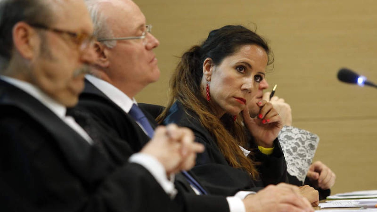 La abogada Beatriz Llamas junto a sus colegas Carlos Rivera y Ricardo Gavilanes en Burgos. RAMIRO