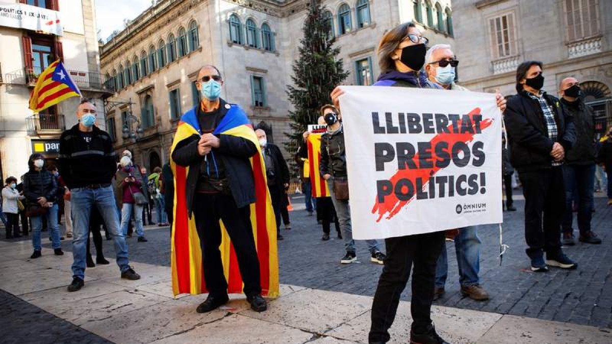 Imagen de una concentración pro políticos presos en Barcelona. ENRIC FONTCUBERTA