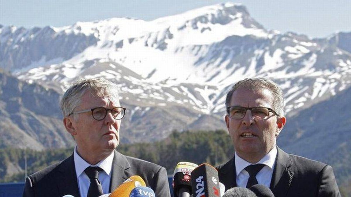 Spohr (derecha) y Winkelmann, en su declaración ante la prensa en Le Vernet, este miércoles.