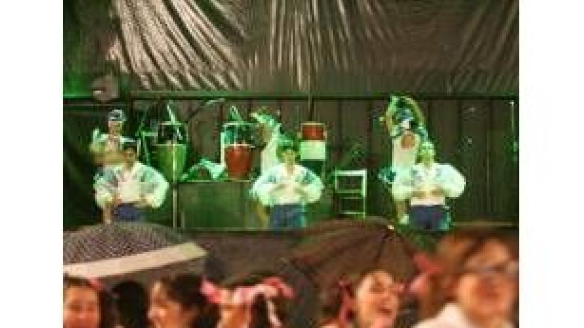 Imagen de los bailarines cubanos en la plaza Mayor