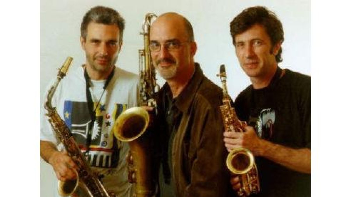 El saxofonista Perico Sambeat, primero por la izquierda.
