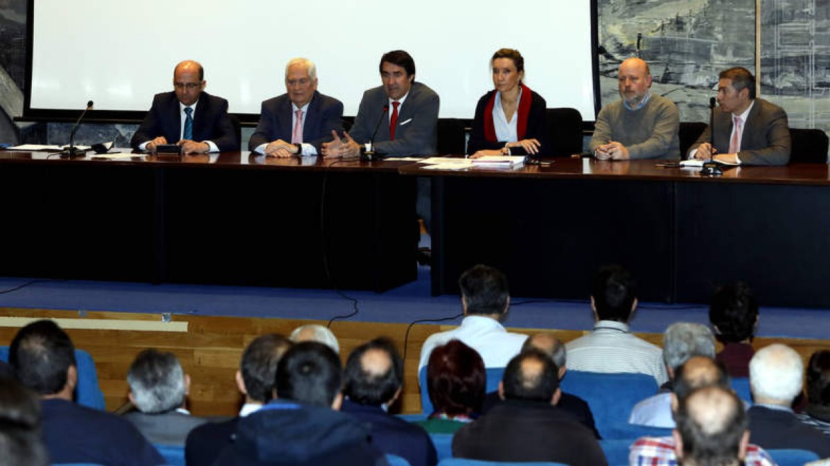 El consejero Juan Carlos Suárez-Quiñones abrió ayer la charla a la que acudieron 150 alcaldes. MARCIANO PÉREZ