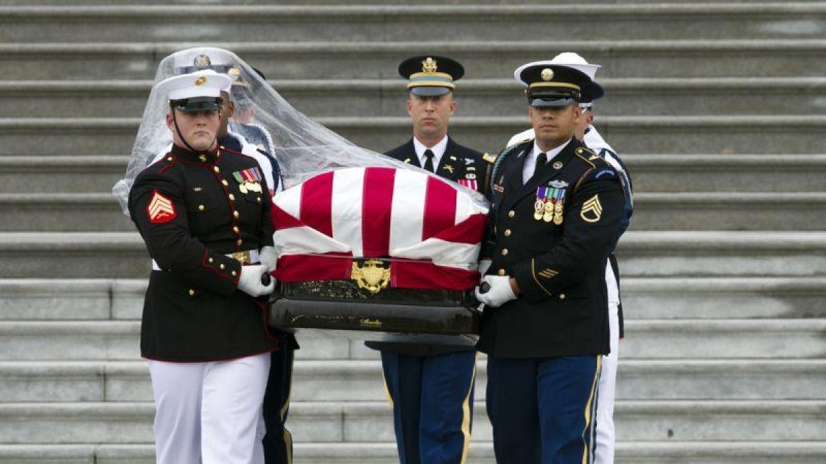 El féretro con los restos de John McCain sale del Capitolio hacia la catedral de Washington.