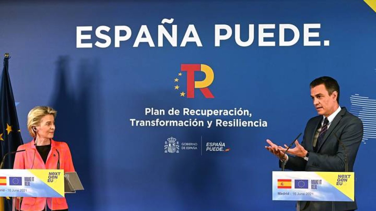 El presidente del Gobierno, Pedro Sánchez, y la presidenta de la Comisión Europea, Ursula von der Leyen, durante una comparecencia conjunta en junio. EFE/ Fernando Villar