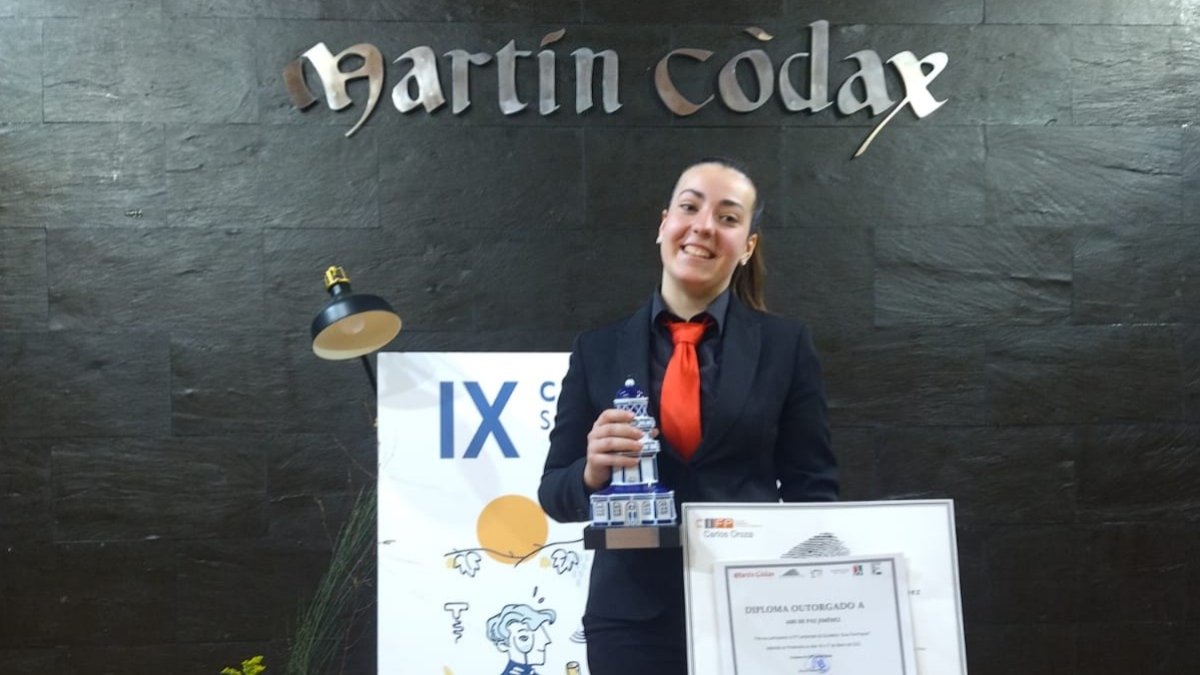 Airi de Paz, con el premio y diploma acreditativo. DL